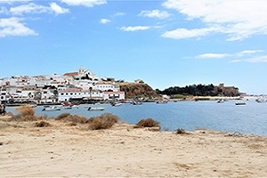 Ferragudo, un petit port de pêcheur authentique dans le sud du Portugal en Algarve