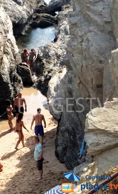 Recoin entre les rochers sur la plage de Buizinhos à Porto-Covo - Portugal