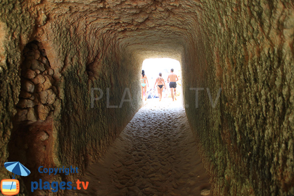 Tunnel dans la falaise de Camilo à Lagos