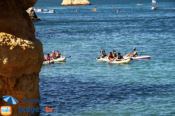 Kayak autour de la plage de Camilo Norte de Lagos - Portugal