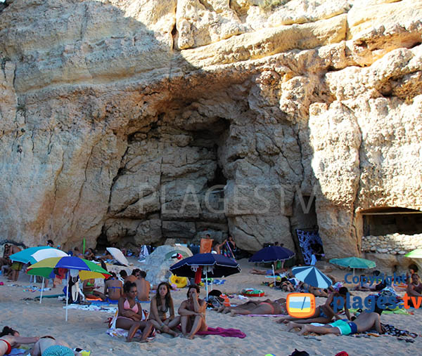 Bar dans une grotte sur la plage de Carvalho à Benagil