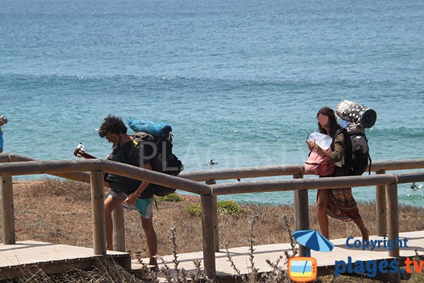 Hippie sur la plage d'Amado à Carrapateira