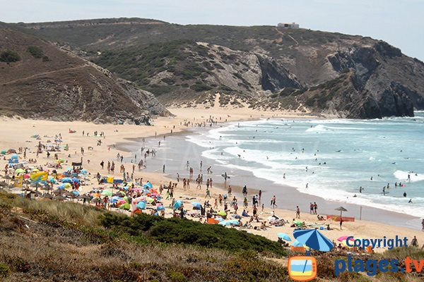 Photo de la plage d'Amado dans le sud du Portugal