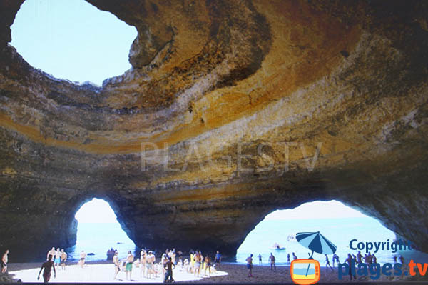 Intérieur de la grotte d'Algar à Benagil au Portugal