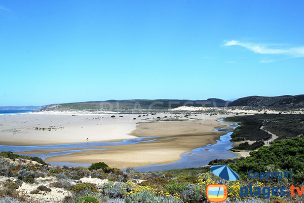 Belle plage sauvage dans le sud du Portugal - Bordeira