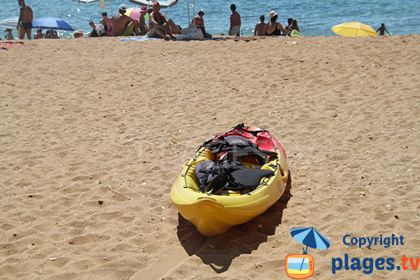 Kayak sur une plage du Portugal