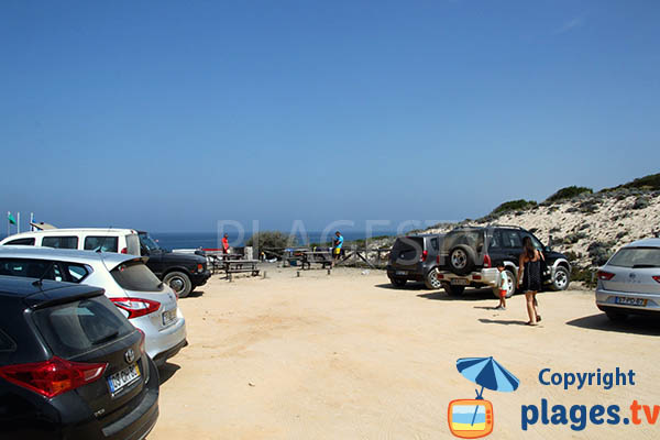 Parking de la plage de Fonte do Cortico à Santo André