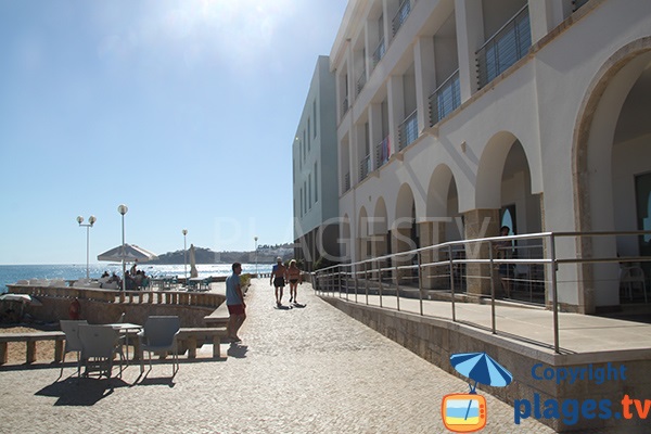 Terrasse de l'hotel Inatel à Albufeira à côté de la plage