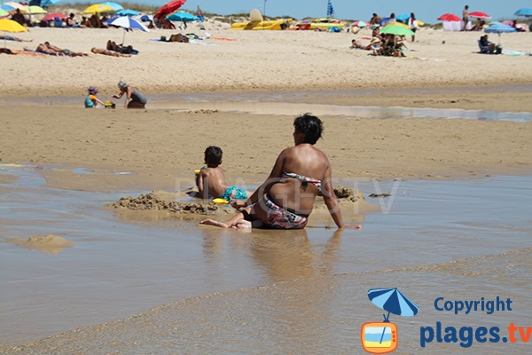 Jeux sur le sable pour les enfants - Plage de Lota