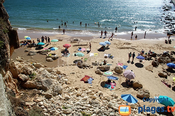Abord de la falaise de la plage du Molhe à Ferragudo - Portugal