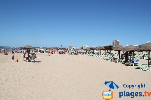 Plage privée sur la plage de Monte Gordo au Portugal