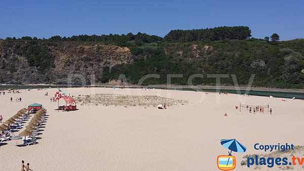 Riviere sur la plage d'Odeceixe au Portugal