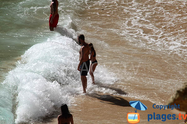 Plage avec des vagues à Carvoeiro - Paraiso