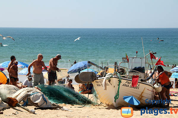 Bateaux de pêcheurs sur la plage de dos Pescadores à Armacao de Pera - Portugal