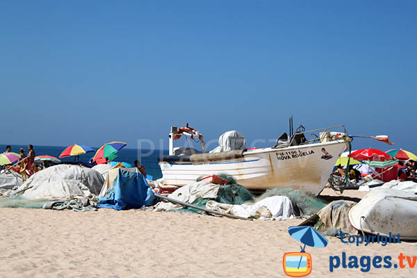 Plage avec des bateaux de pêcheurs dans le sud du Portugal