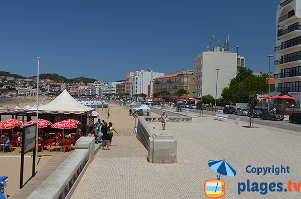 Promenade le long de la plage de Sao Martinho do Porto - Portugal
