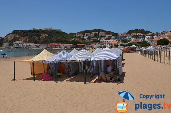 Tentes sur la plage de Sao Martinho do Porto - Portugal