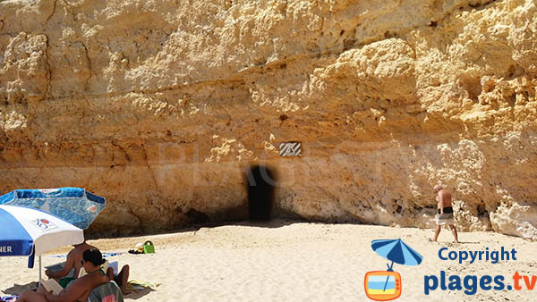 Plage et grotte sur la plage de Senhora da Rocha à Lagoa
