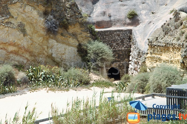 Tunnel dans la falaise à Portimao