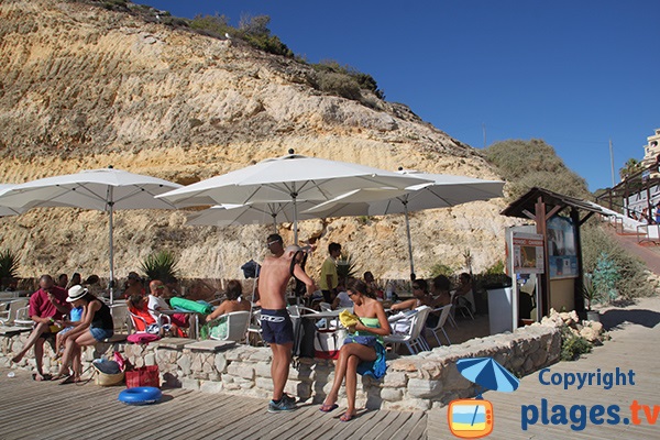 Terrasse du bar sur la plage de Vale Centianes à Carvoeiro - Portugal