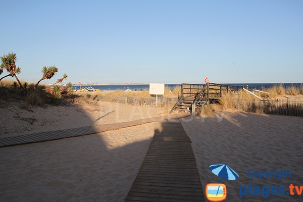 Accès pour les handicapés sur la plage de Meia Praia - Lagos au Portugal