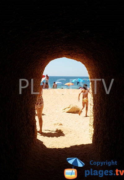 Tunnel d'accès à la plage de Praia Nova à Lagoa